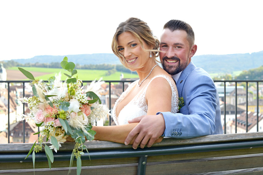 couple-mariage-bouquet-photographe