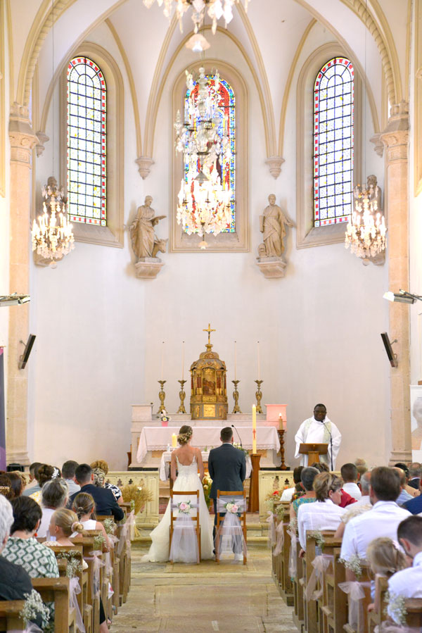 eglise-mariage-couple-ceremonie